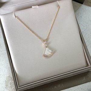 Women's necklace 18K rose gold colorless diamond mother-of-pearl